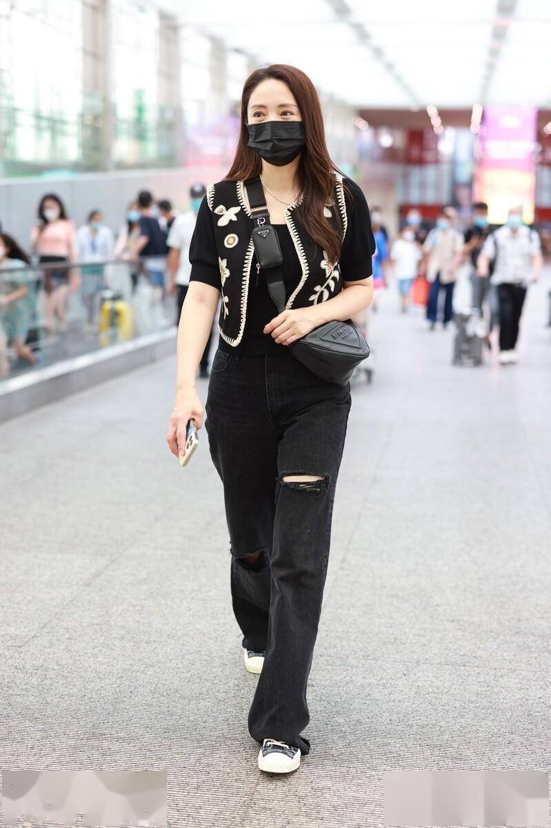 董璇穿黑色刺绣马甲牛仔裤现身机场,背精巧三角包轻松时尚