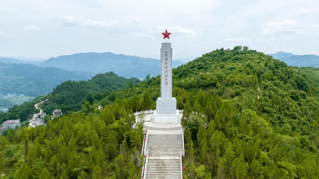 实践团队前往牛蹄岭战役遗址进行了参观遗址和缅怀先烈的活动,学习