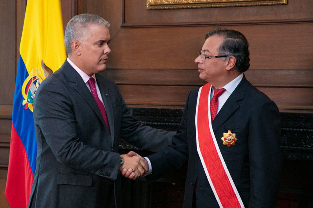 哥伦比亚首位左翼总统就职，当地媒体称约10万民众见证其就职仪式
