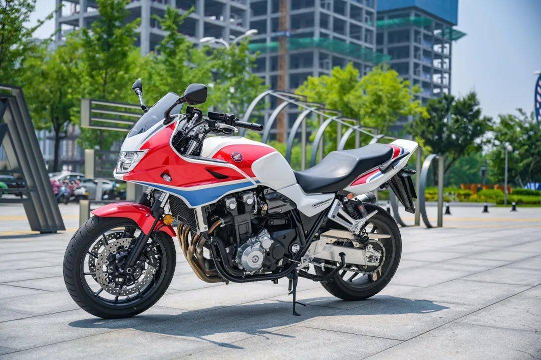 作为本田cb系列的旗舰车型,cb1300传承cb系列的纯正血统,将经典复古情
