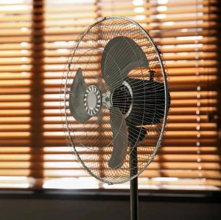 惊了！电风扇对着窗外吹，房间里才是最凉快的_图片_来源_空气