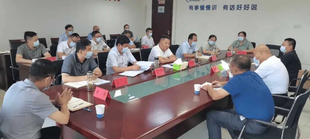 7月28日下午,东至县委书记,县长洪克峰到县信访大厅约访群众.