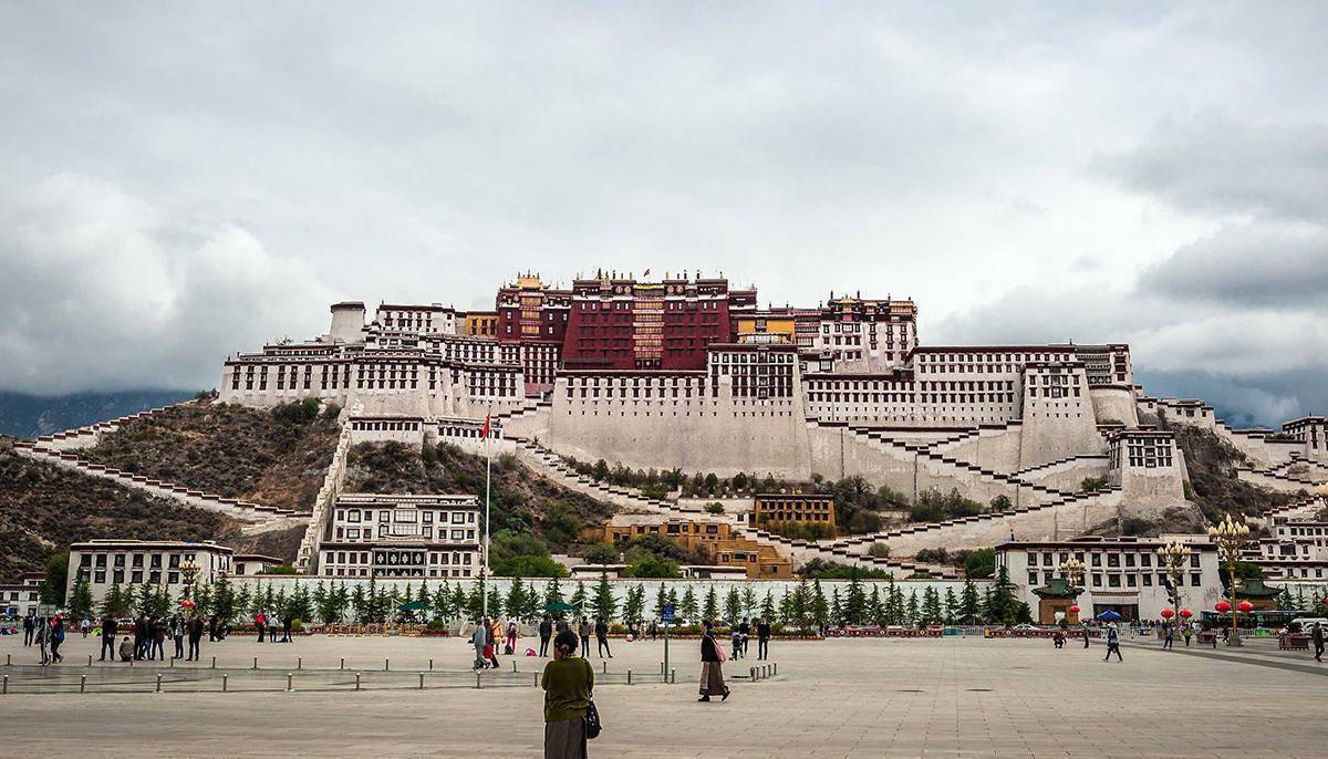 “拉萨”西藏突发疫情：游客被迫提前返程，有人滞留在静默区