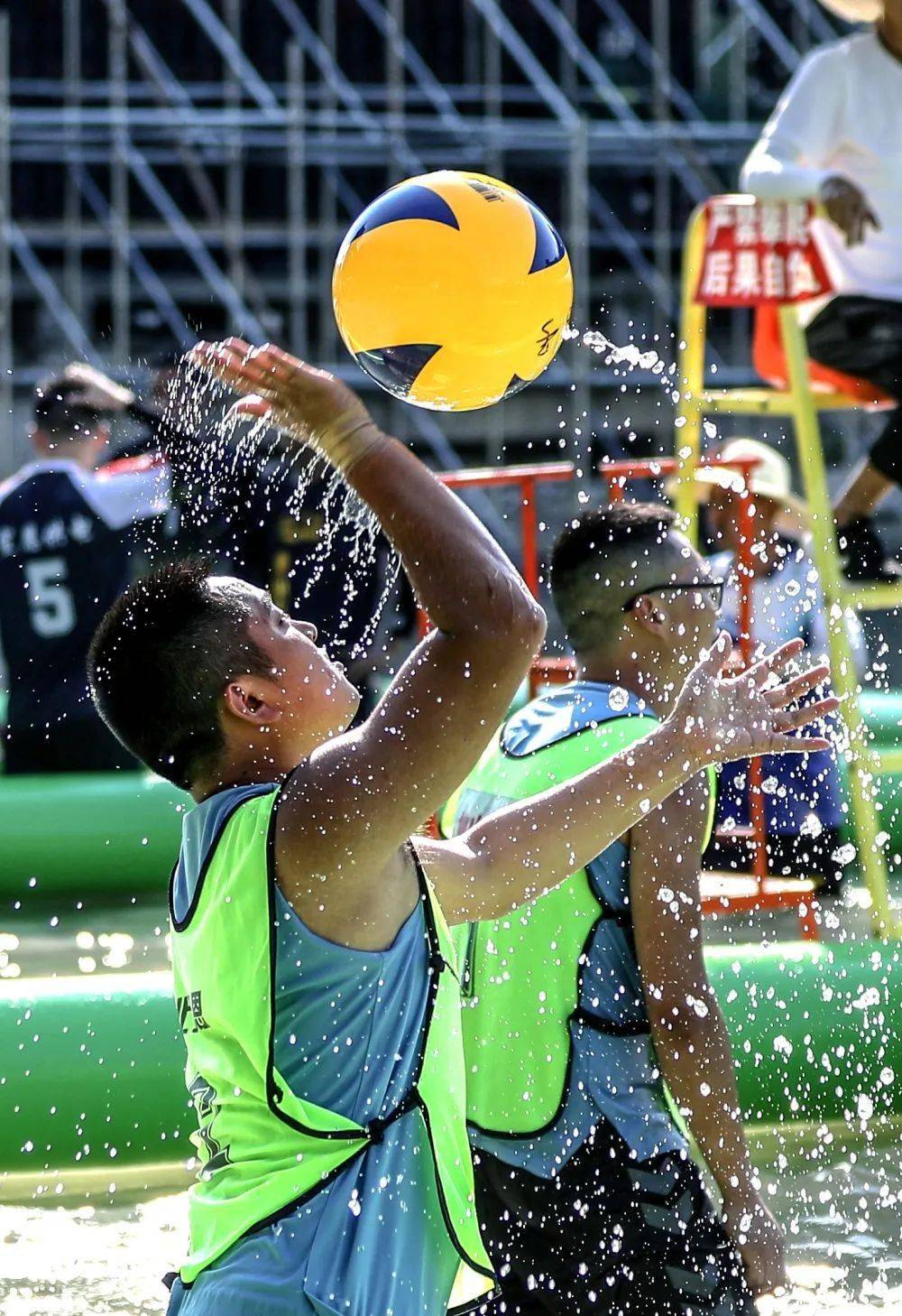 龙舟,水上排球,游泳,水上拔河等四大类比赛看点十足,竞争激烈,赛出了