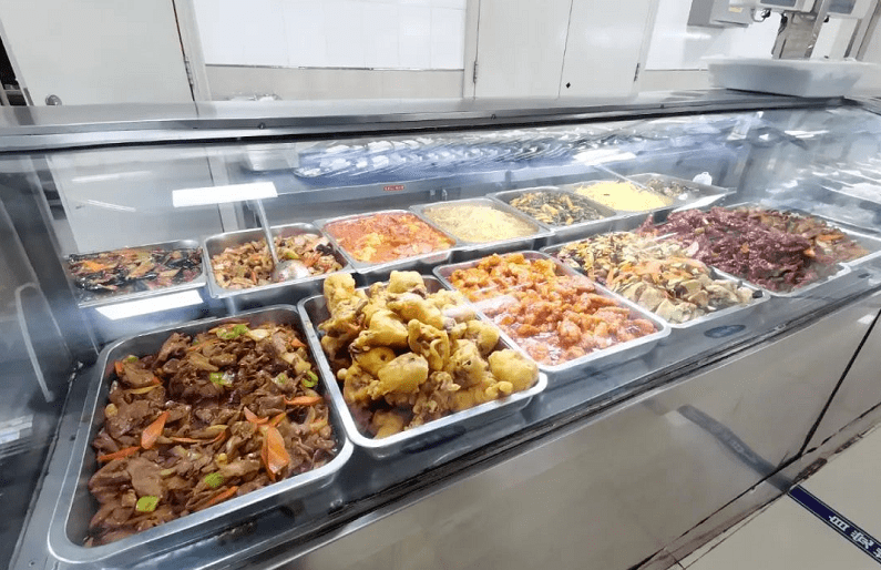 养正高中养正高中食堂共有两层,可同时容纳3000人同时就餐,老师和学生