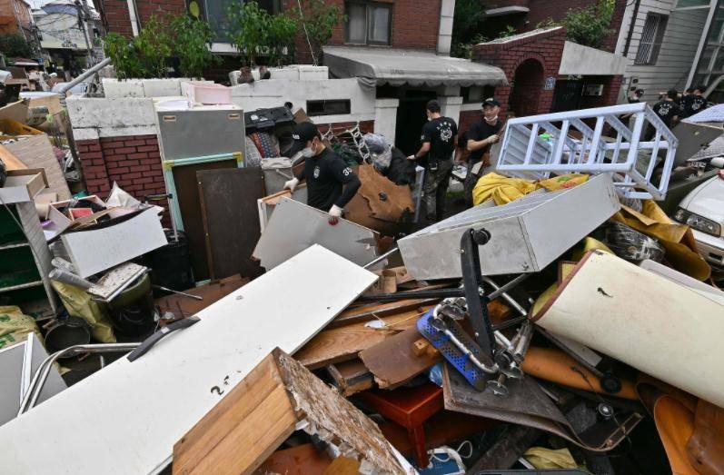 尹锡悦致歉！韩国暴雨遇难人员升至10人，含两名中国公民，中国外交部发声！暴雨致地下室内居民死亡，外媒：令人想起电影《寄生虫》