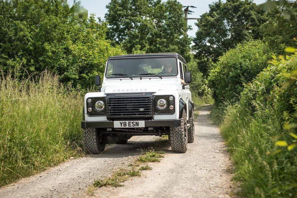 经典外形和现在科技的结合体,lcd路虎卫士works v8特别版试玩_搜狐