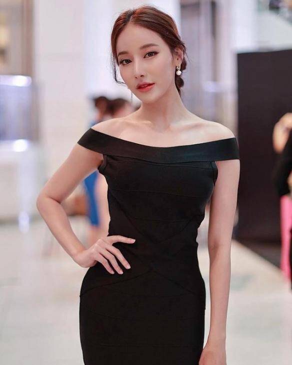 绝美颜值与极品身材美女学霸pichanayoosuk美图集