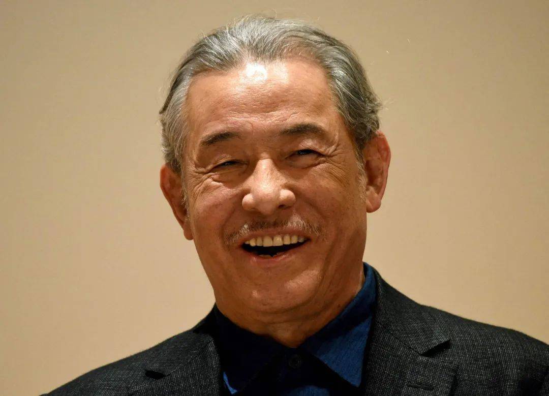日本服装设计大师三宅一生去世,乔布斯的黑色高领衫就出自他手_著名设计师三宅一生去世_品牌_褶皱