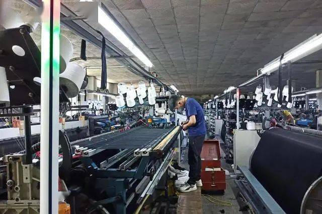 广东佛山西樵牛仔布织造车间实录_工作_织布机_社保