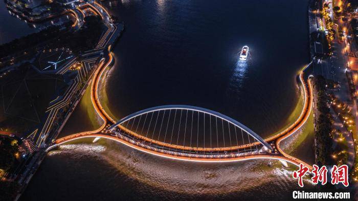 廣州海心橋：珠江上的美麗弧線