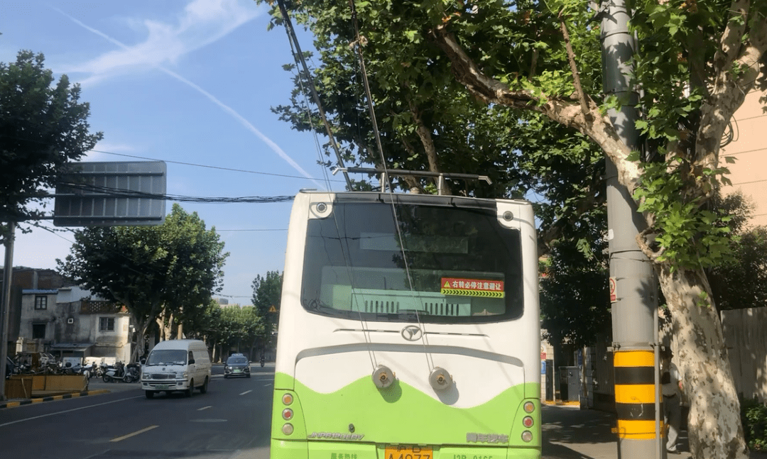 拖着“大辫子”营运64年，上海公交25路将投用“白金刚”