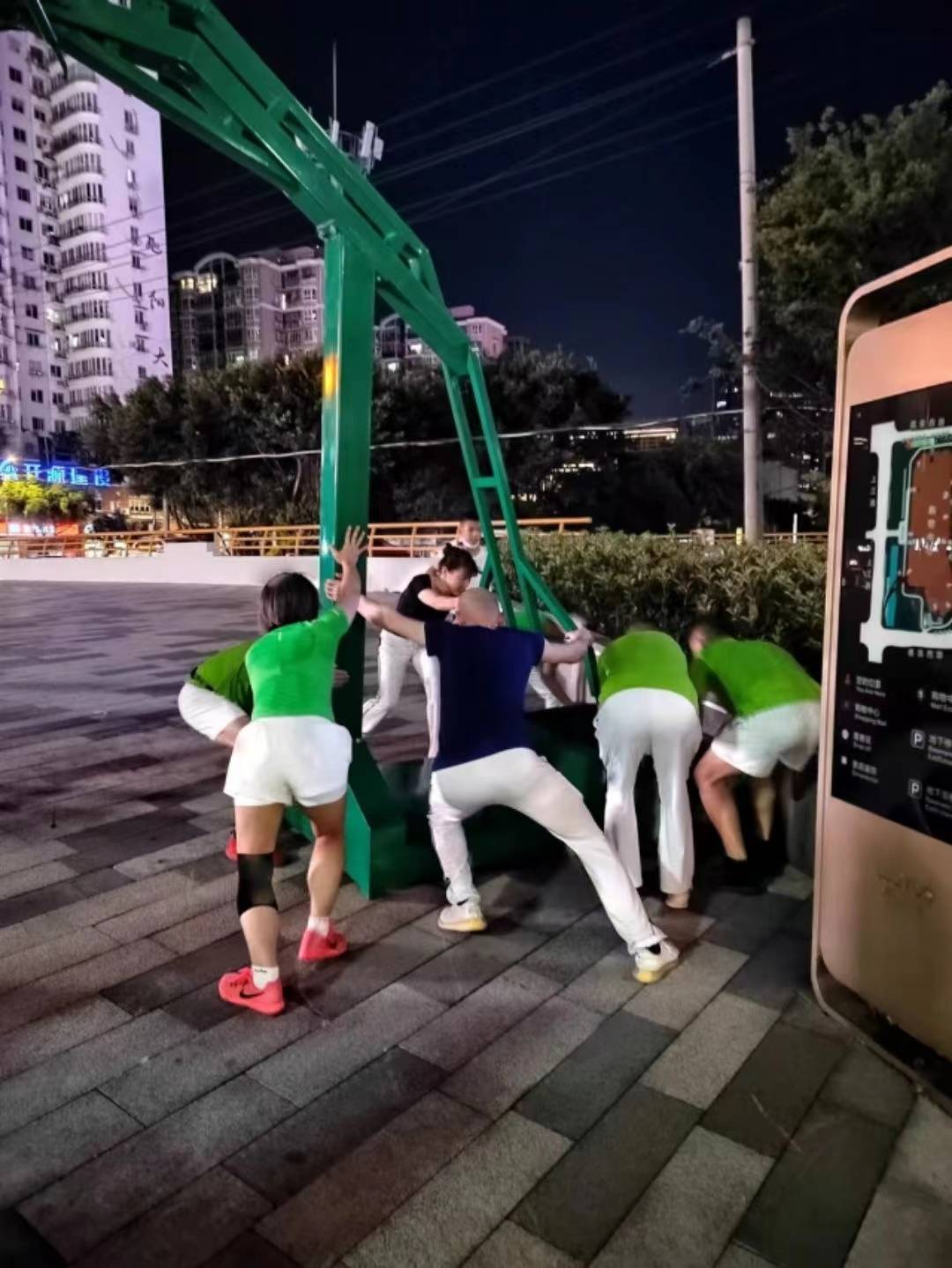 市民为跳广场舞将篮球架搬到坡上家长他们骗孩子说这块地他们买了