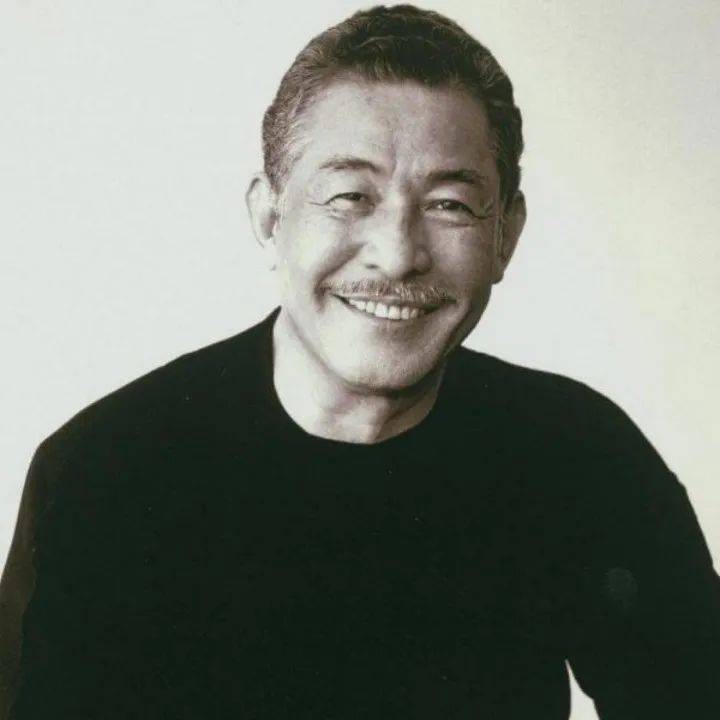 海报库 | 传奇设计师三宅一生逝世，我们要怀念的是什么？_时装设计师_褶皱_衣服