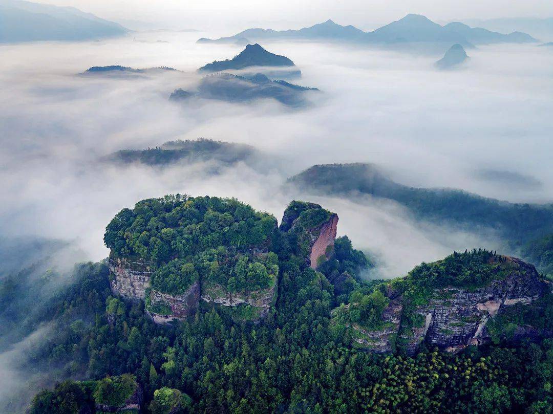 东西岩整个景区属典型的丹霞地貌,因东,西两岩石对峙而得名,以丹霞