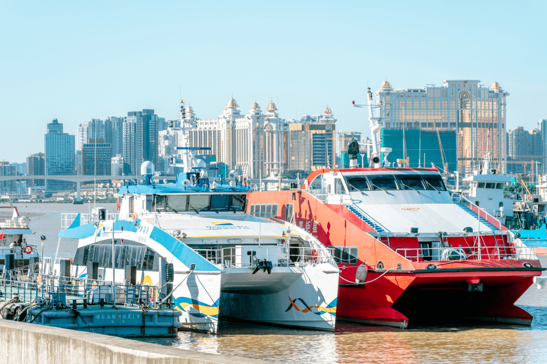 灯塔,大海,澳门,连在一起,像是一首古老的诗,又像一部温暖的电影.