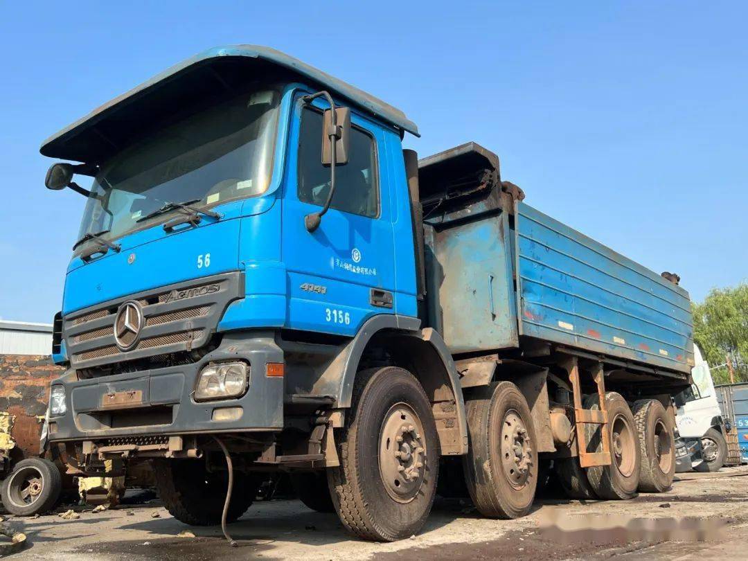 国内罕见车型 短轴距的奔驰actros 4141 8x4自卸车
