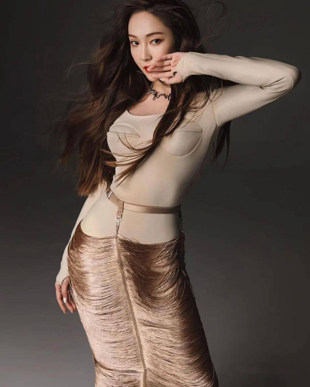 郑秀妍"可乐瓶"身材诱惑,颠覆传统风格的女神美_jessica_画报_韩团小