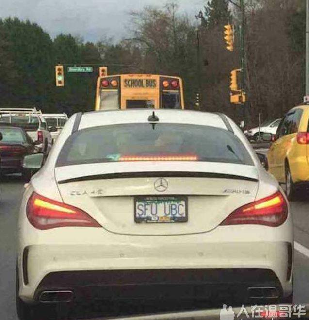 温哥华司机都是牛人!用纸壳手写车牌号,挂上车尾直接上路了!