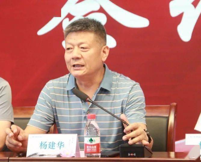 扶沟县卫健委主任杨建华代表扶沟县78万群众,对各位专家表示衷心的