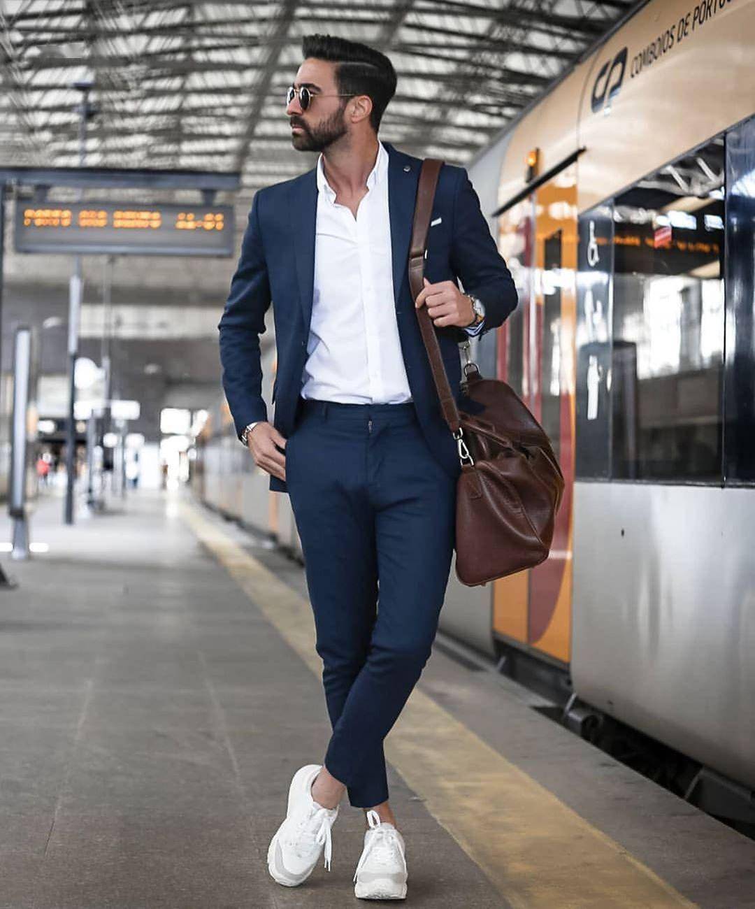 今年秋天最流行的男生穿搭:"运动鞋 西裤",休闲时髦又抢眼
