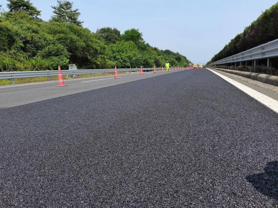 管理中心首次应用tfc全新超薄抗滑磨耗层施工工艺_路面_养护_沪杭甬