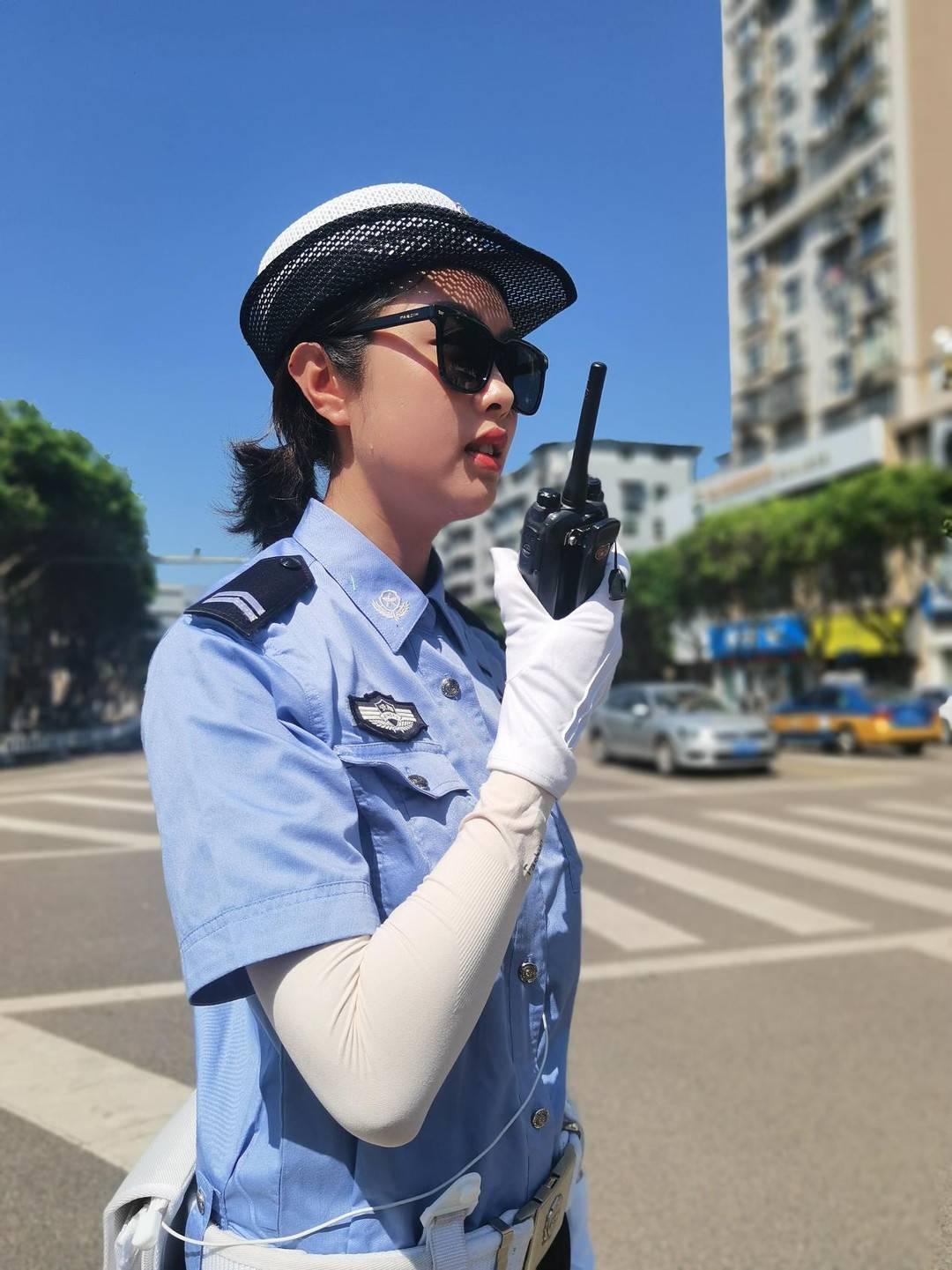 资阳交警直属二大队交警在路面顶着烈日执勤,保障道路畅通有序.