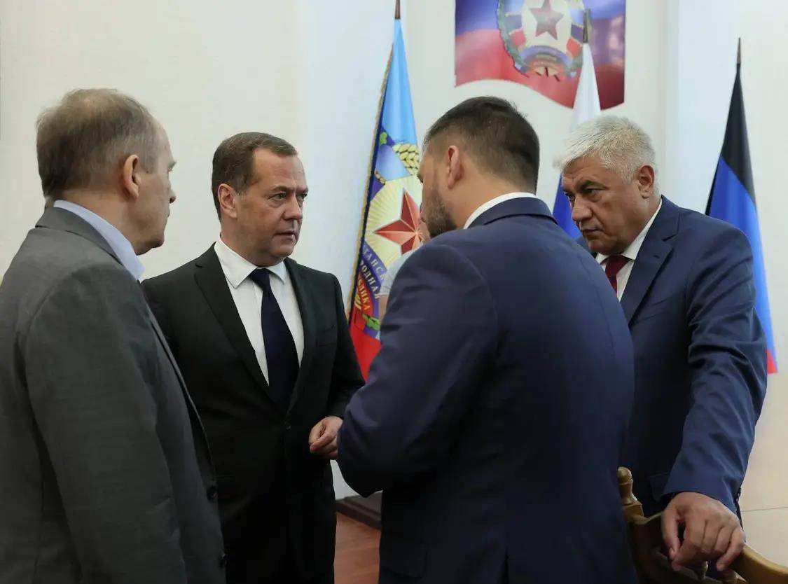 梅德韦杰夫突访“卢甘斯克人民共和国”：代表普京讨论安全事项