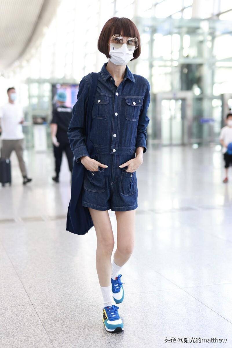 街拍:鲁豫深蓝色牛仔连体短裤 运动鞋简约干练_长沙_湖南_机场