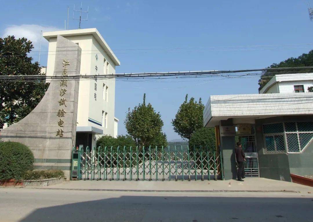 坝西为乐清湾.江厦潮汐试验电站厂房(由西