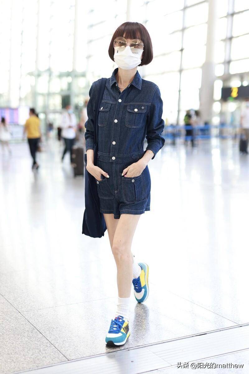 街拍:鲁豫深蓝色牛仔连体短裤 运动鞋简约干练_长沙_湖南_机场