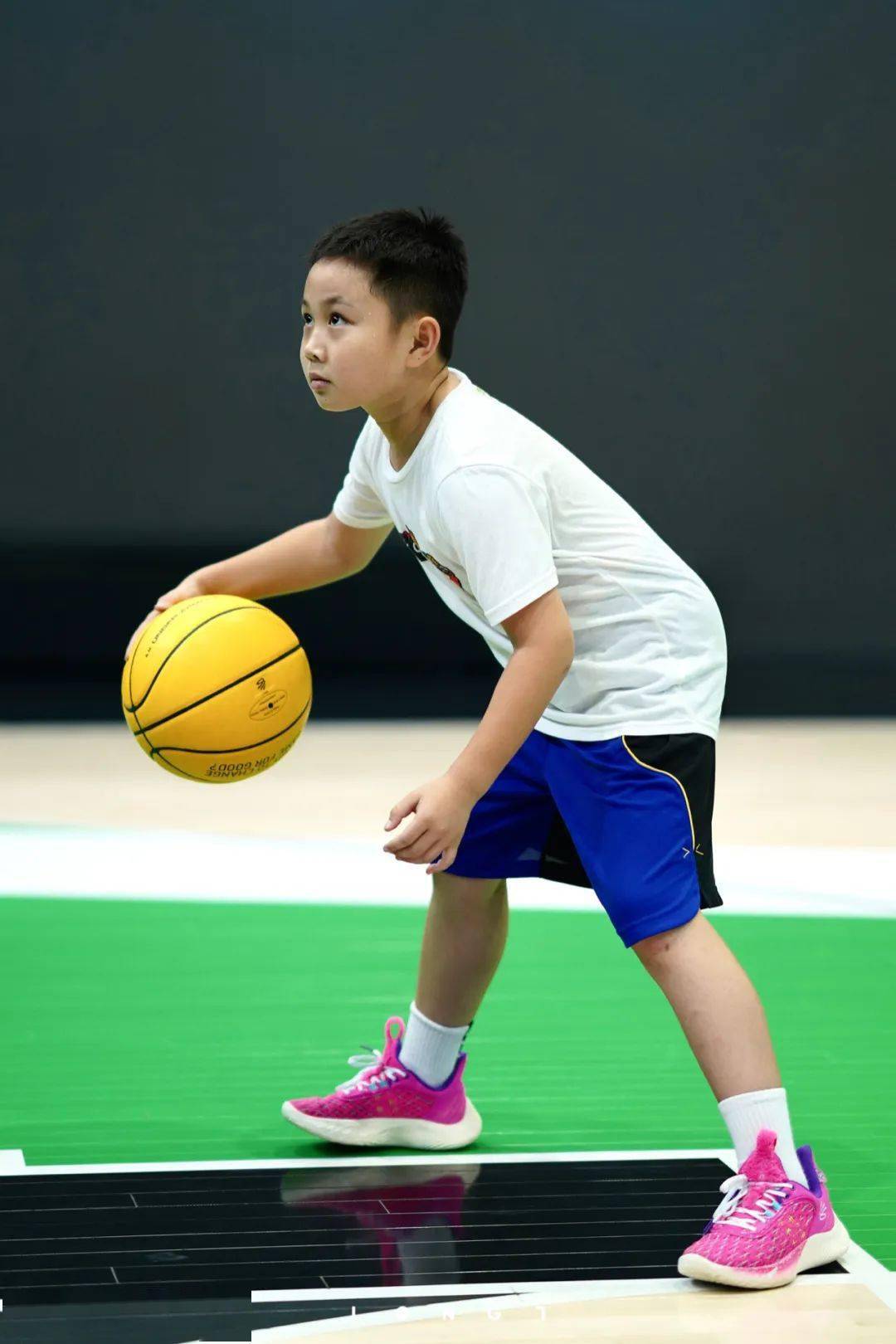 当中国 "小库里" ,遇到一双 "小学生"_curry_宋奕宏_篮球