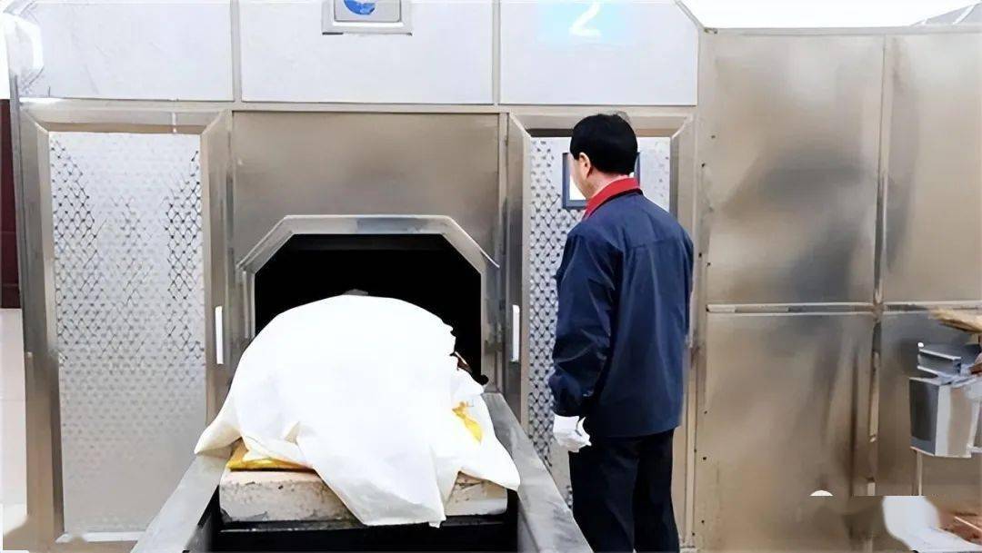 1995年东莞殡仪馆一"女尸"离奇复活,11年后来报恩,已成大画家_何亚胜