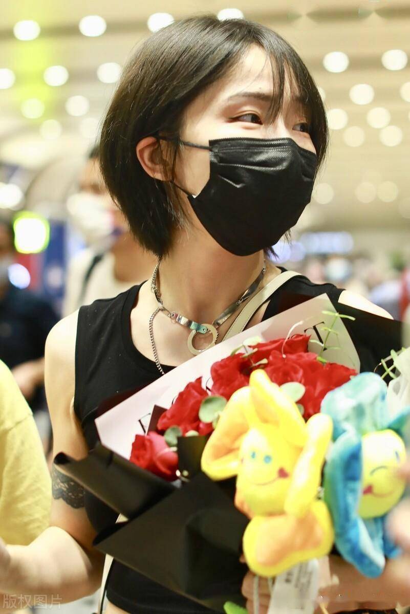 街拍:刘恋一头短发端庄秀丽,戴银色项链简约时髦_组合_专辑_miss