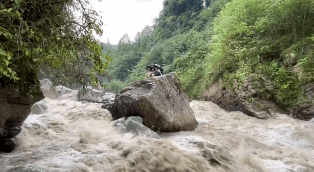 龙漕沟山洪亲历者：2秒河道被淹，蹲在石头上苦等救援，泄洪沟为何变旅游景点