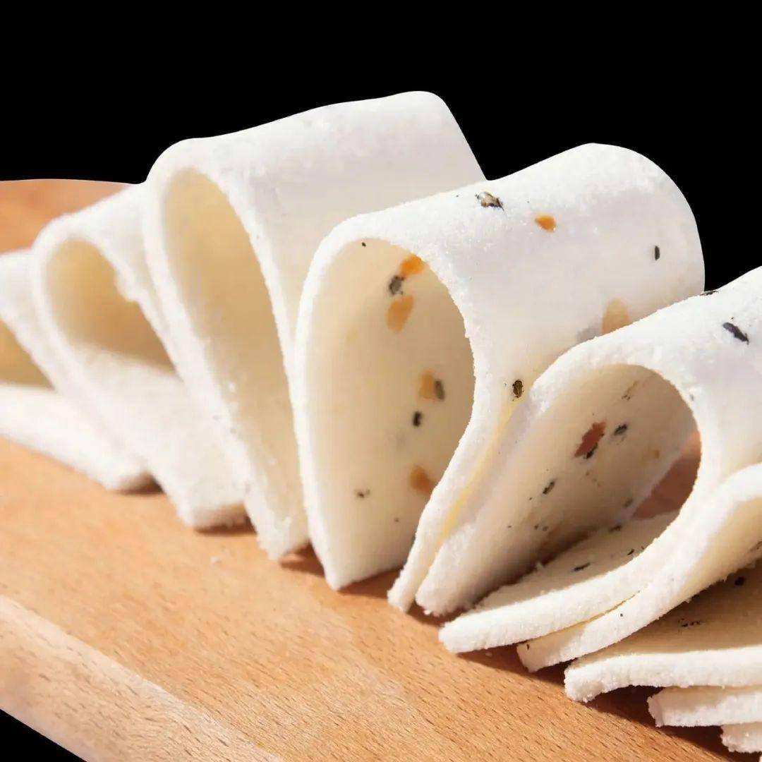 云片糕,这个名词高雅得很."云片"二字是糕的色彩,形状的印象的描写.