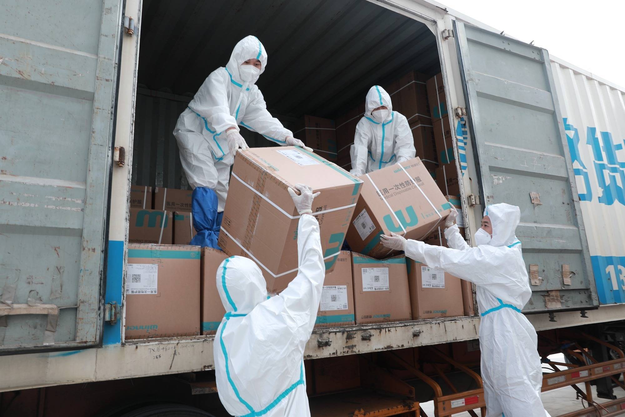 武警官兵接力转运防疫物资(央广网发 周奕 摄)武警官兵搬运防疫物资