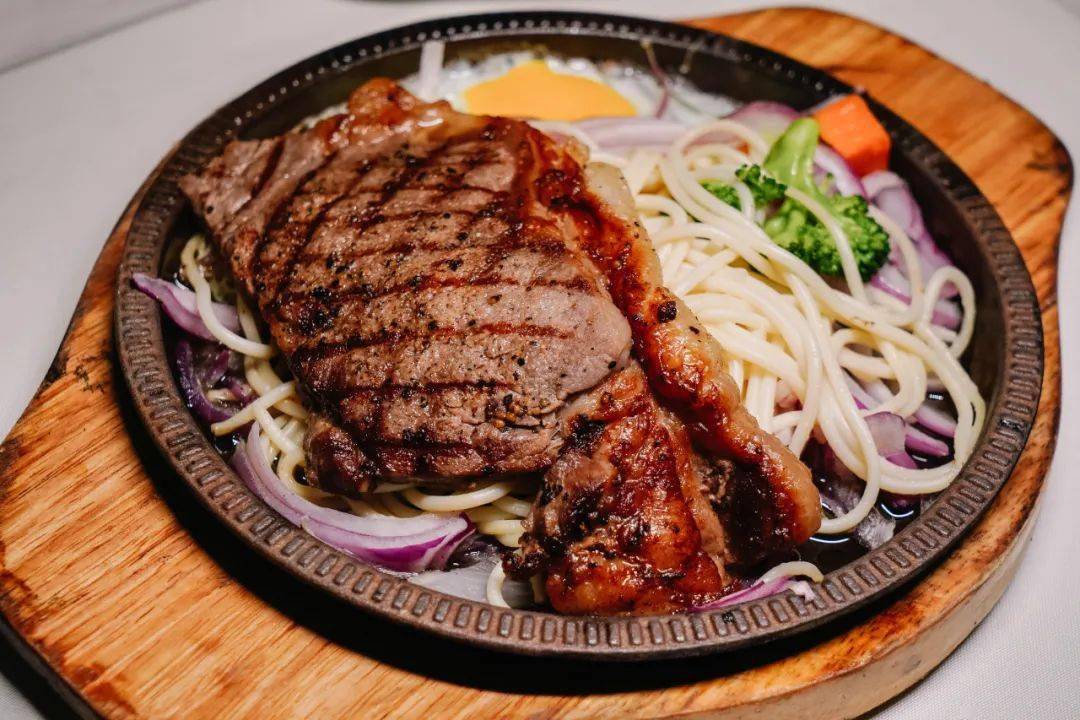 118元享双份西冷牛扒二人餐:铁板西冷牛扒,曼哈顿炸鸡块拼煎香肠.