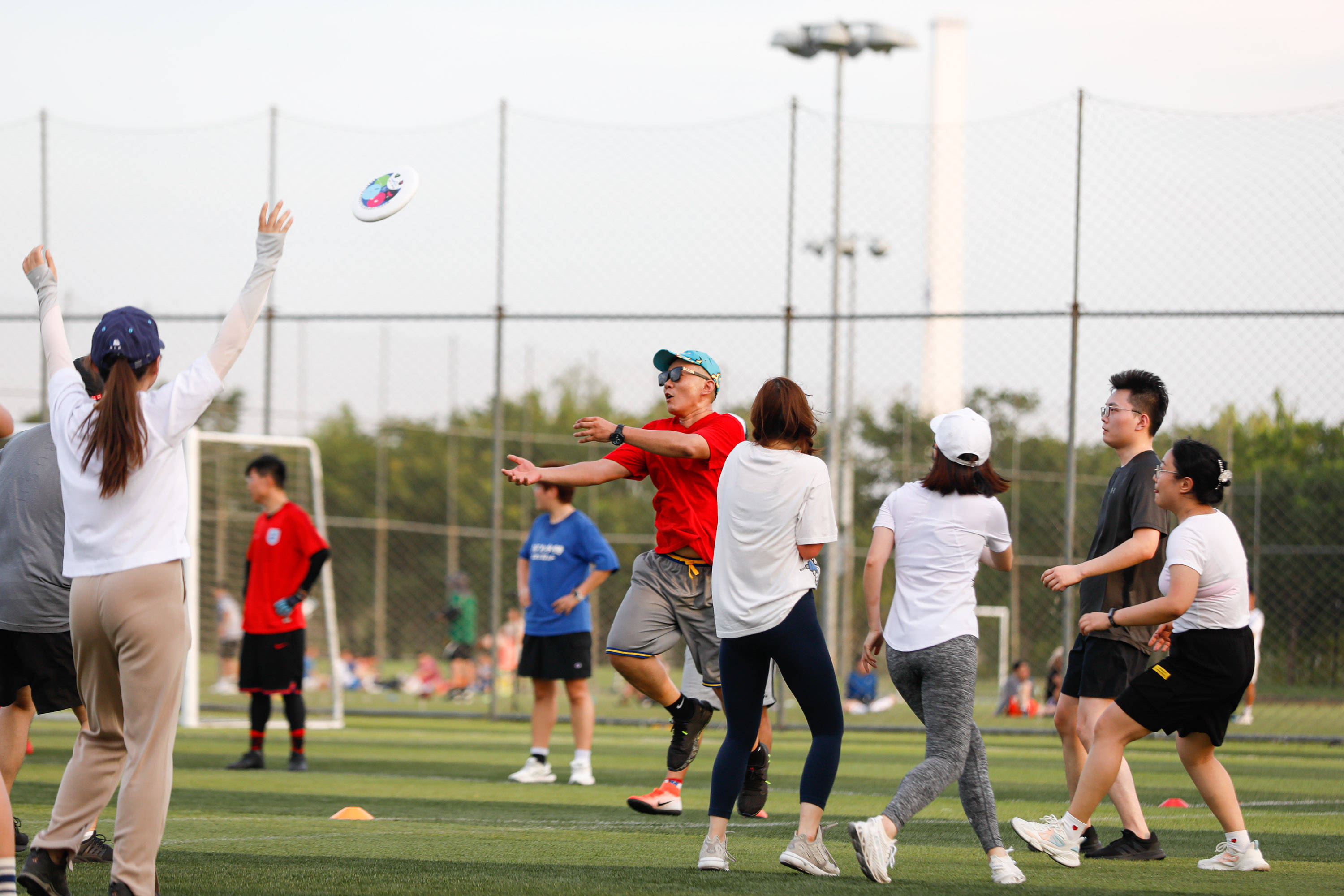"小众"飞盘运动火爆出圈,可健身,可交友,可解压……_社交_年轻人_申城