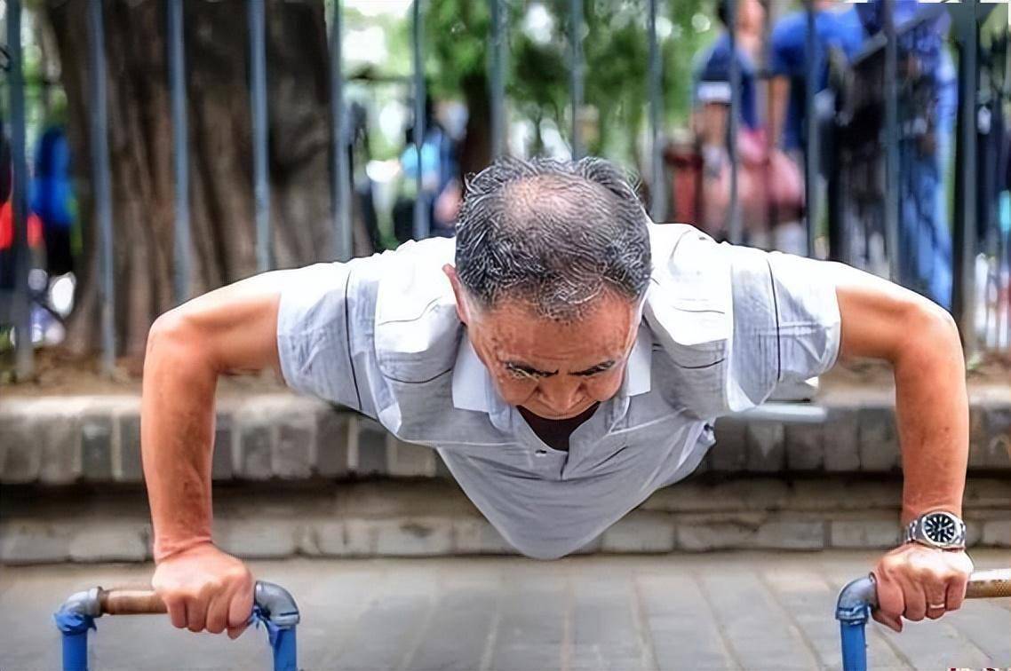 两位60岁大爷,一人天天锻炼,另一人偶尔锻炼,后来谁身体更好?