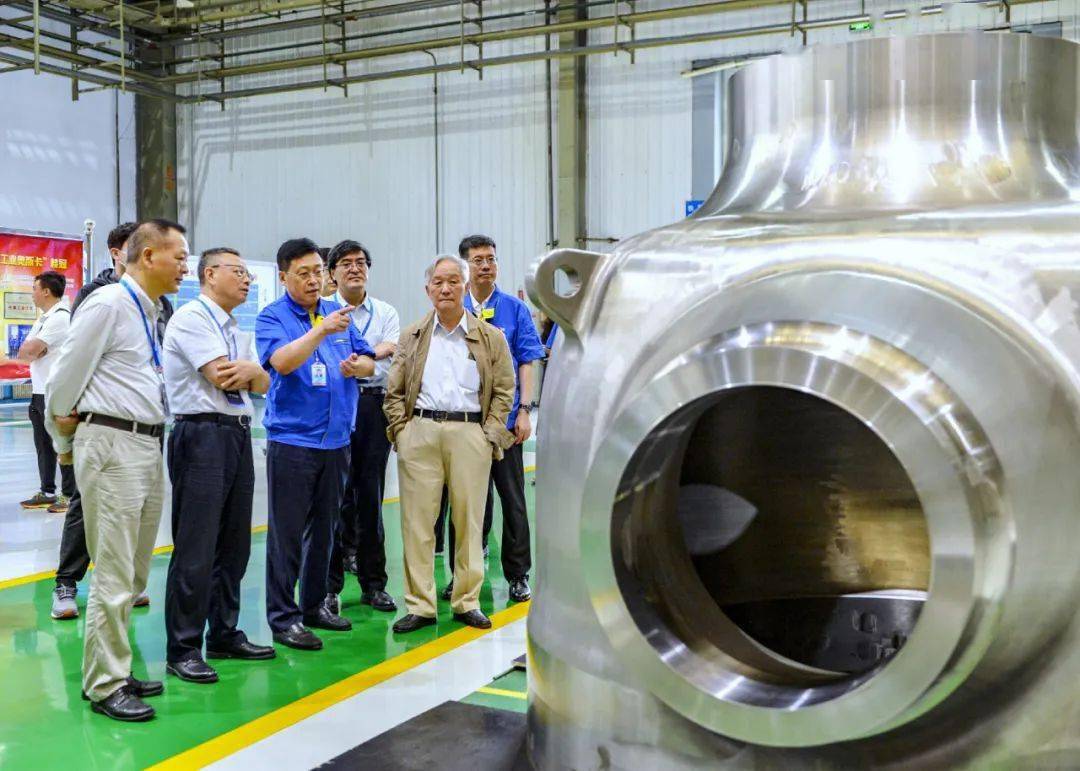 在戴继双的陪同下,程耿东等几位院士分别实地参观了沈鼓集团转子车间