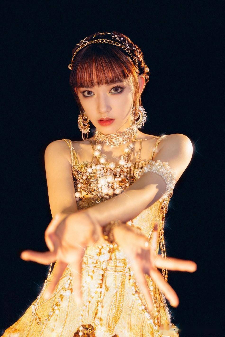 程潇舞蹈版《吉巴罗》造型照释出 着金色亮片裙蒙面好迷人