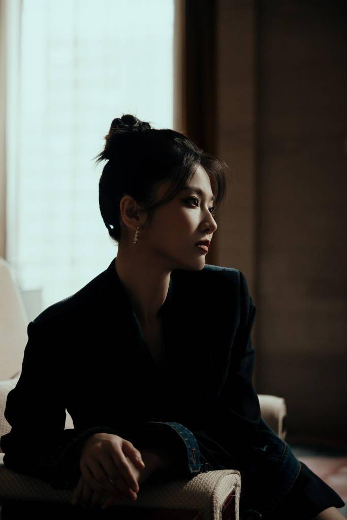 张慧雯《欢乐颂3》宣传活动 丸子头搭拼接西装裙造型摩登_写真_个性