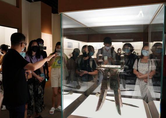 “中国”“我看见了中国的丰富和包容”——上海中外学生参观考古文物大展