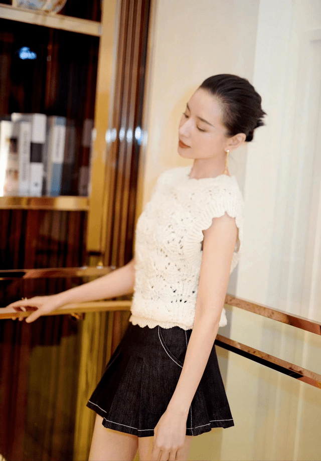 董洁罕见晒美照,大长腿搭配奢侈品,真高级_女人_衣服_款式