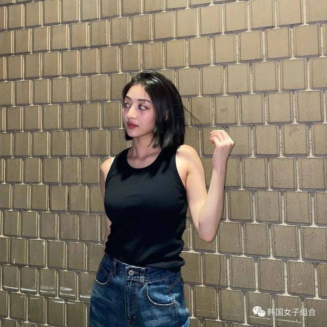 Twice志效晒美照，秀出丰满的身材，橘红色拖鞋，独特的时尚品味_韩团小_朴志效_专辑