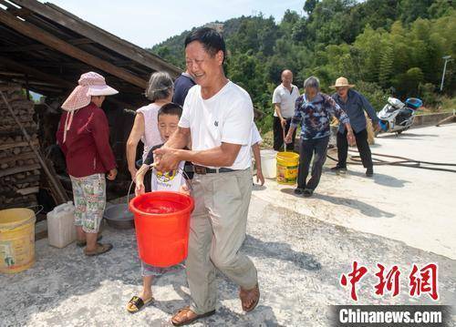 高温致重庆88.1万人受灾 组织90万人找水送水