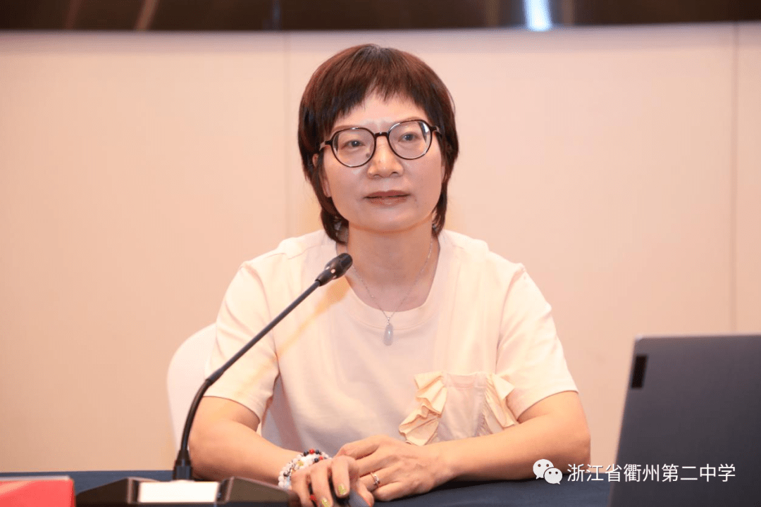 魏华老师,刘玉青老师,徐俊老师,吴胜军老师分别代表2022届高三年级组