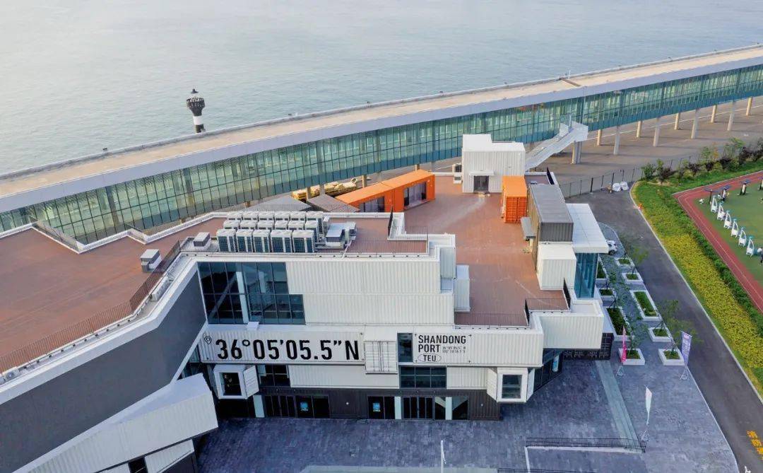 青岛国际邮轮港区启动区首个配套项目揭牌，TEU集装箱部落投入试运营