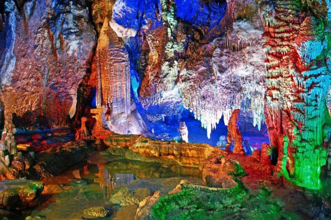 龙宫仙境原名龙宫洞,位于大新县那岭乡那岭社区伏旧屯,离大新县城18